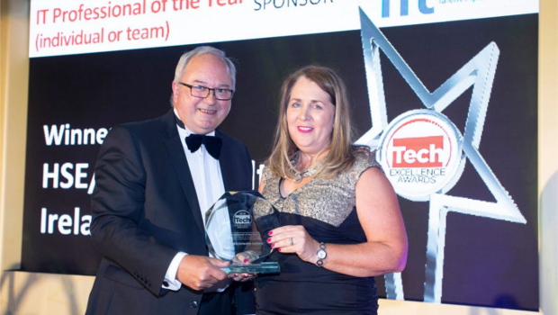 2018 IT Professional of the Year (individual or team) winner Jane Carolan, HSE/HBS/eHealth Ireland, presented by George Ryan, FIT