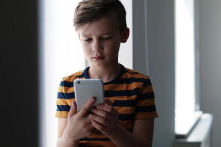 Child with smartphone