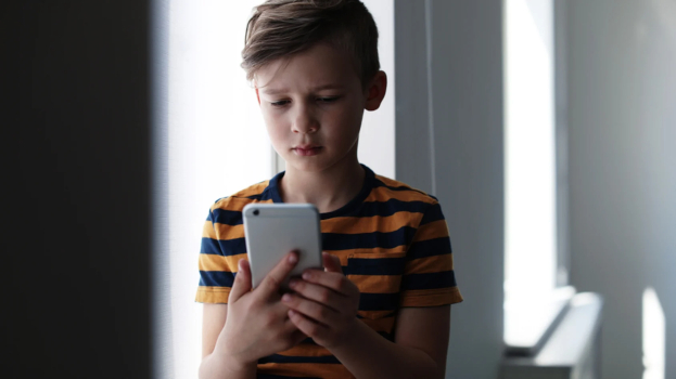 Child with smartphone