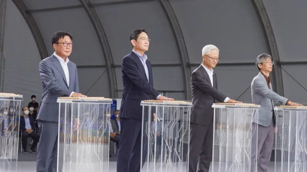 Samsung Executives at chip research facility announcement