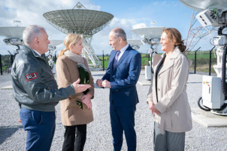 Pictured (l-r): Rory Fitzpatrick, National Space Centre; Holly Sullivan, Amazon; An Taoiseach Micheal Martin; Cat DeLeonardis, Project Kuiper at Amazon
