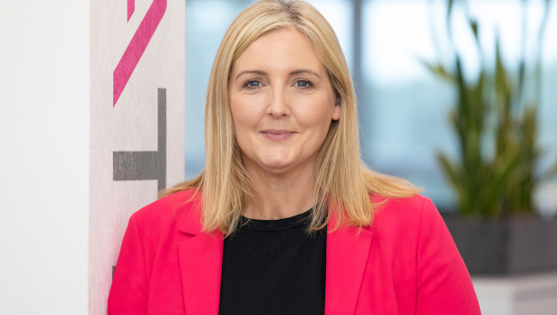 Lisa Hunt, Viatel